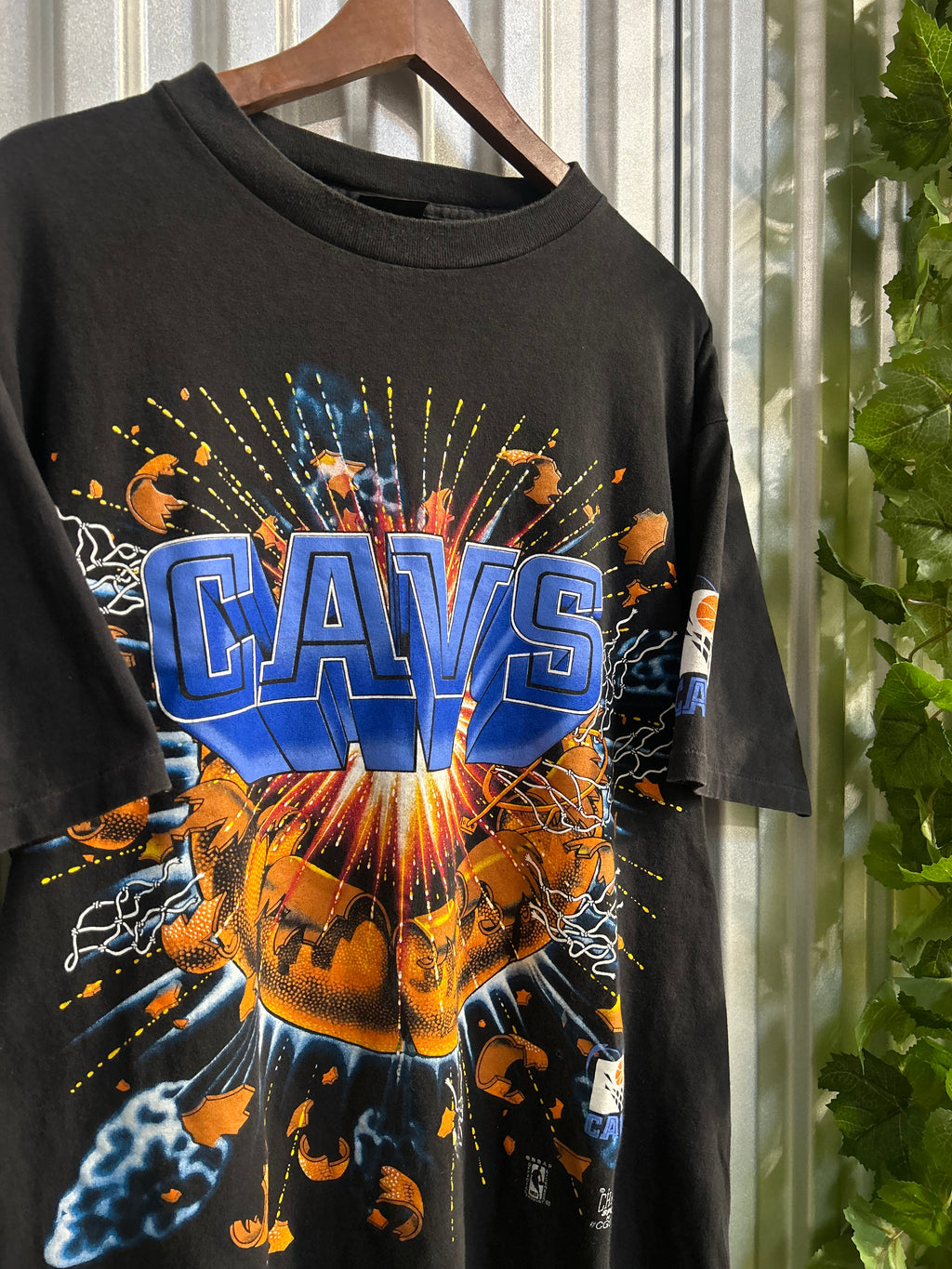 Vintage Cleveland Cavaliers Ball Explosion T-shirt - Size XL