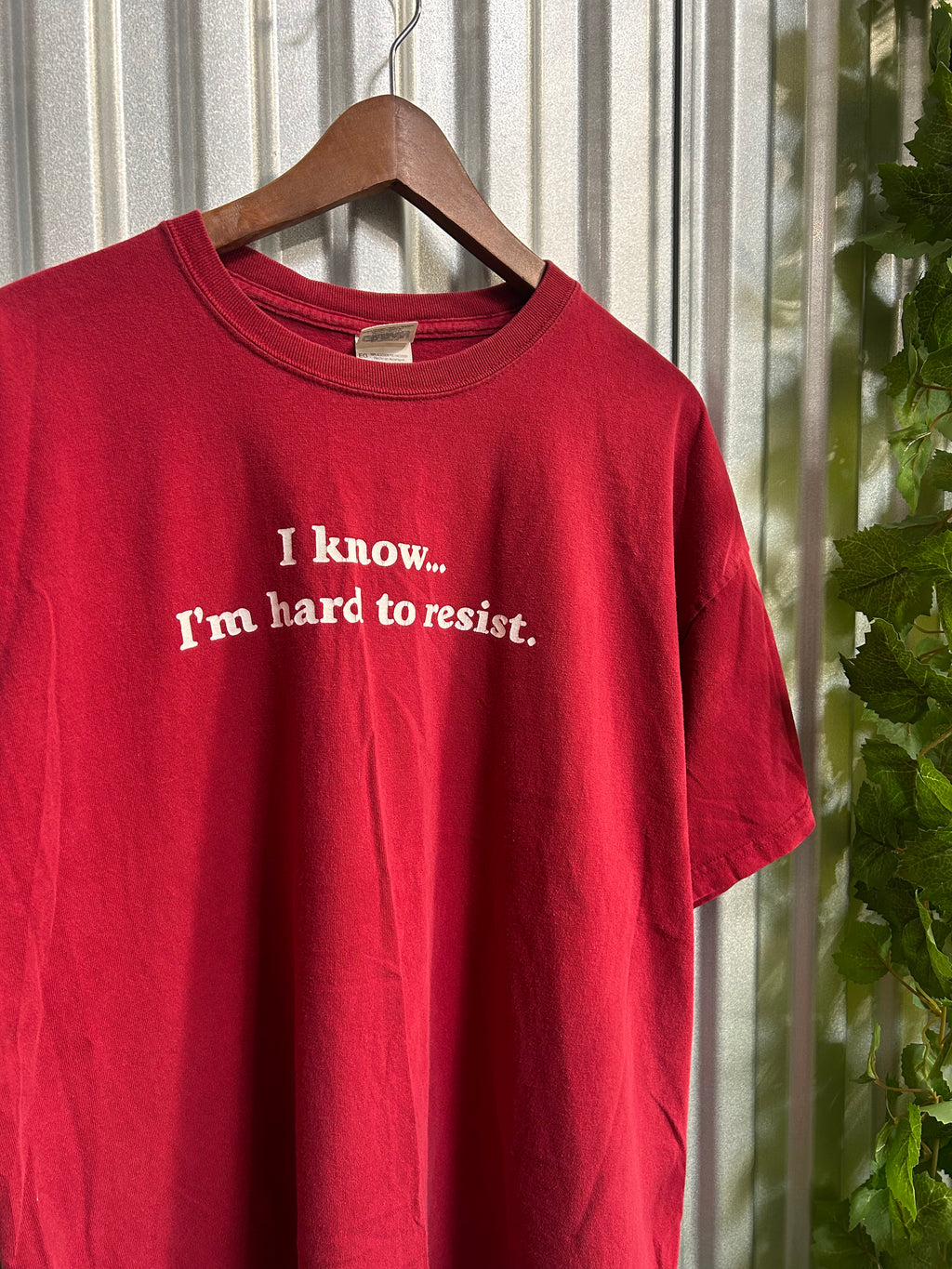 Vintage “I’m Hard To Resist” Parody T-shirt - Size XL