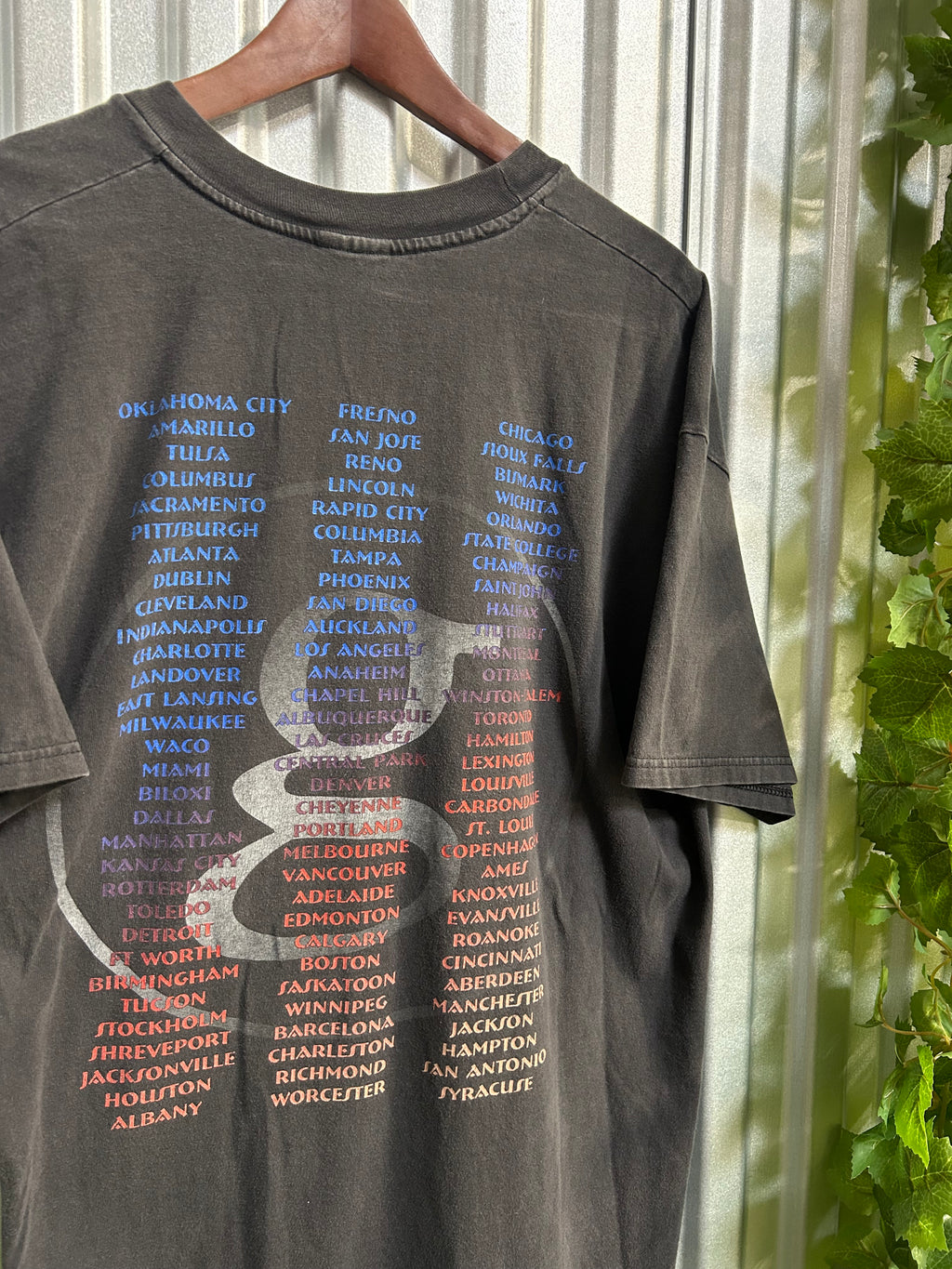 Vintage Garth Brooks Slit Neck Band T-shirt - Size XL