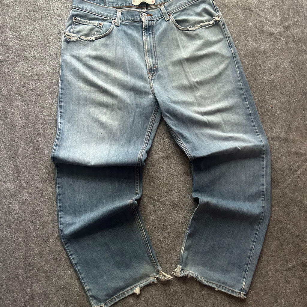 Vintage Relaxed Straight Levi’s 550 Blue Jeans